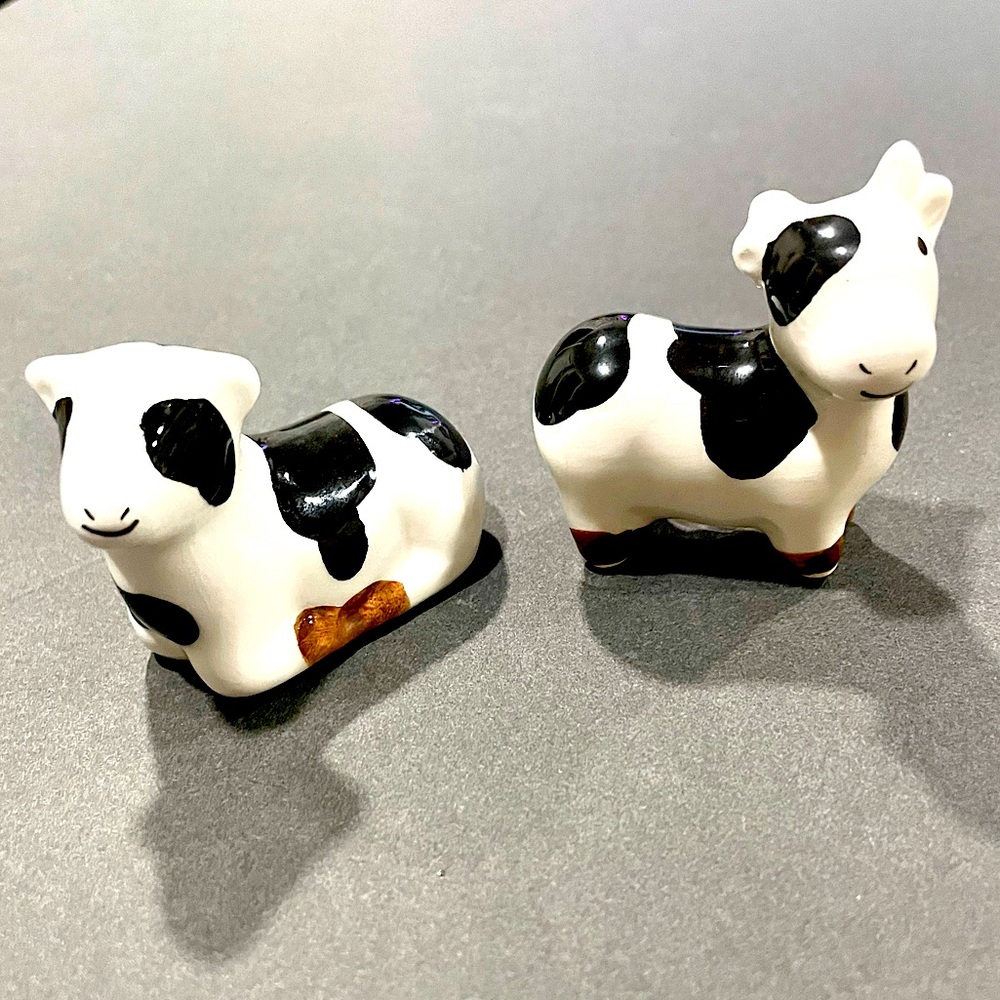 Adorable farm animal cute little painted ceramic Cow salt & pepper shakers